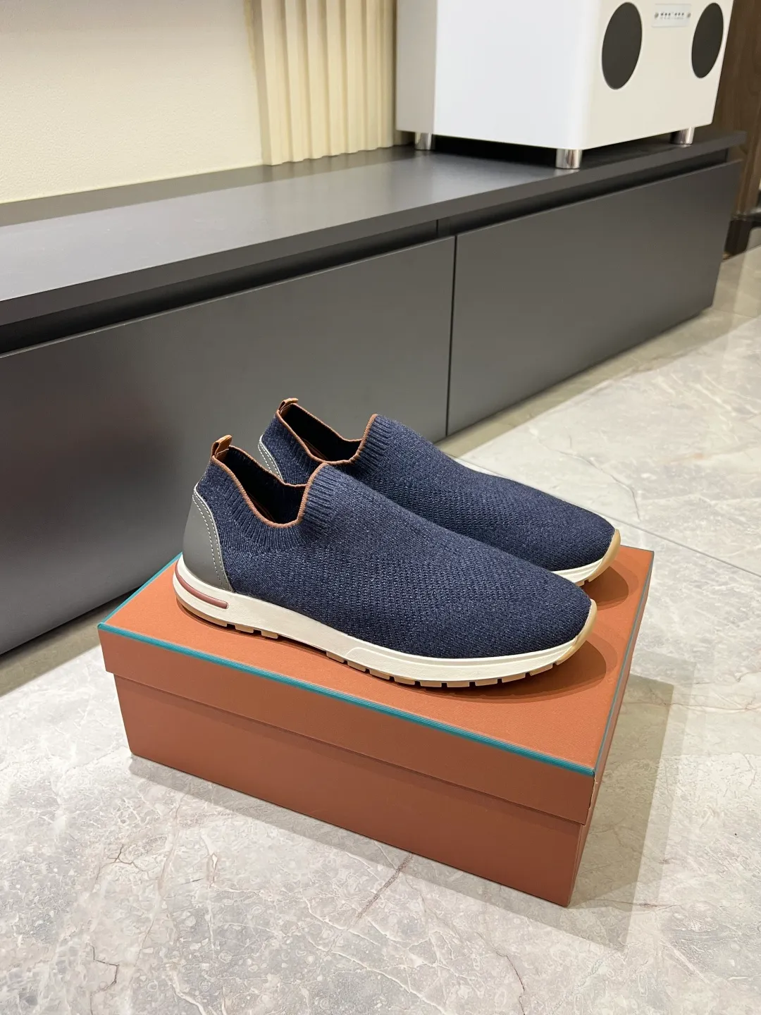 Men's Men's Shoes 💰p380 Loro Men's Shoes 💰piana/Noyo Piana 360 L Men's Shoes 💰p Flexy Walk Men's Sports Shoes These sports shoes are made of knitted wool uppers, and the heel is wrapped in smooth calf leather. Merino sheep are selected from Australia and New Zealand. The upper is machine-woven like a sweater, and then equipped with a white rubber outsole and a Kummel-colored sole. It is both beautiful and non-slip. The fabric is 100% cashmere and the insole is calf leather. It is super comfortable on the feet! Comes with full original packaging! Multiple colors available! Size: 38-44 (45 customized)